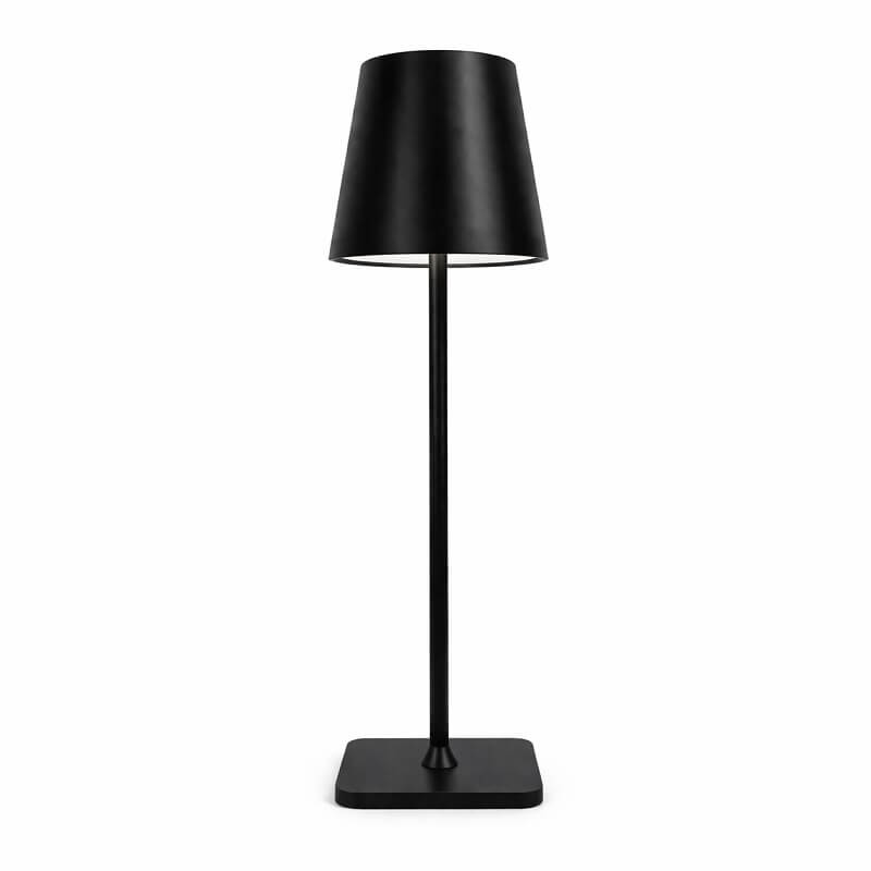 черна настолна лампа на бял фон