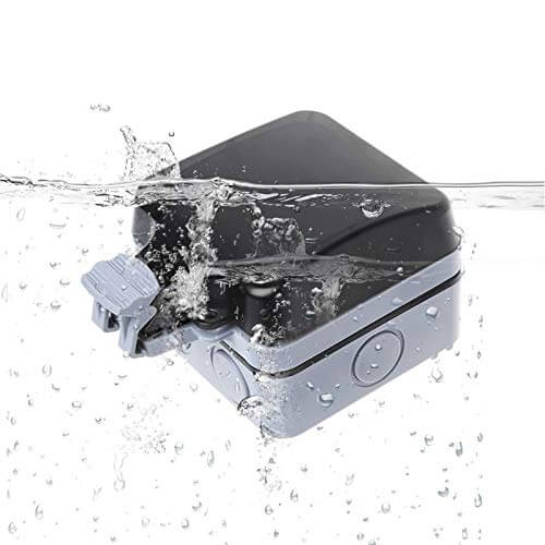 външен контакт потопен във вода