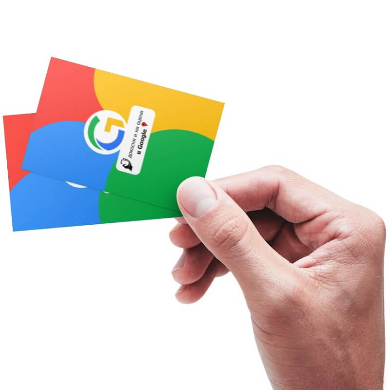 човек държи гугъл карти за ревю