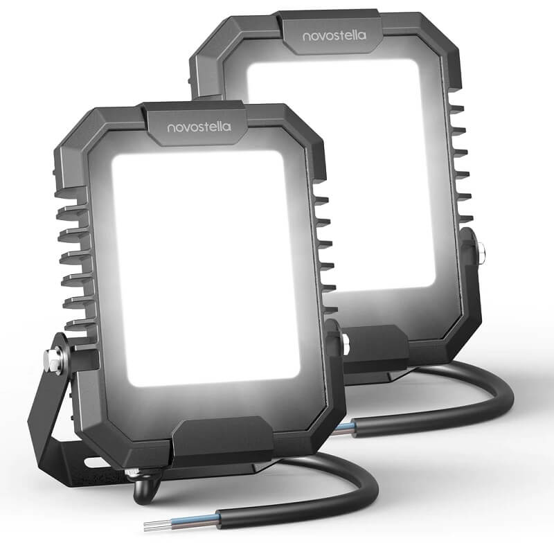 два броя прожектори с бяла дневна светлина