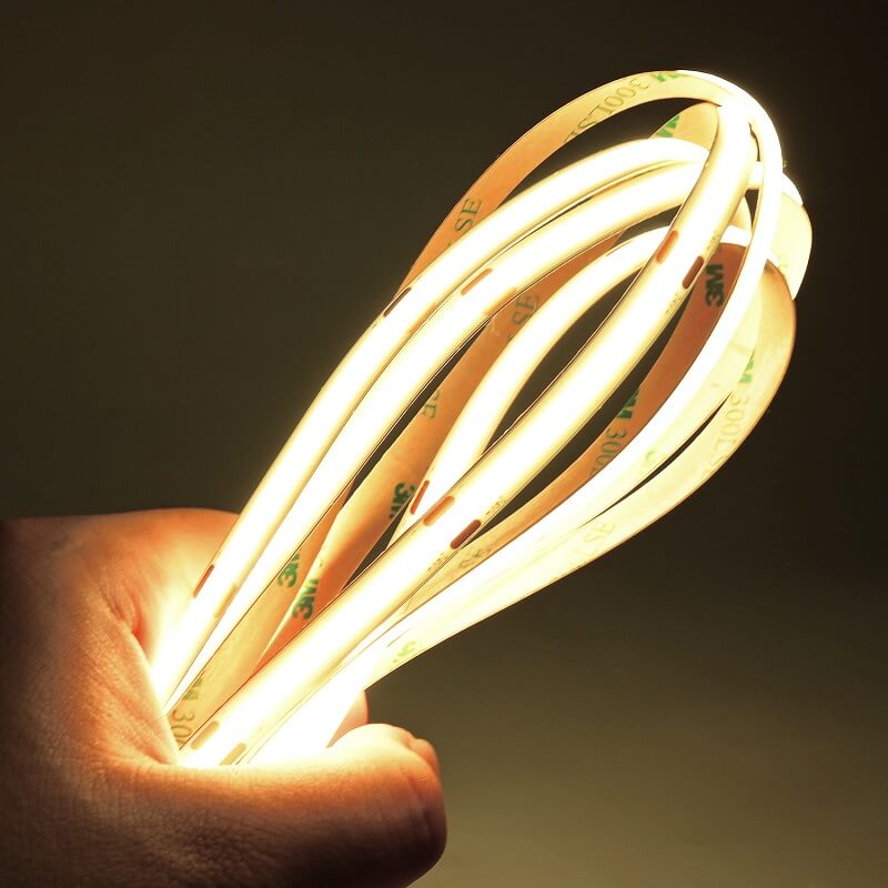 лед лента нисковолтова се държи в ръце